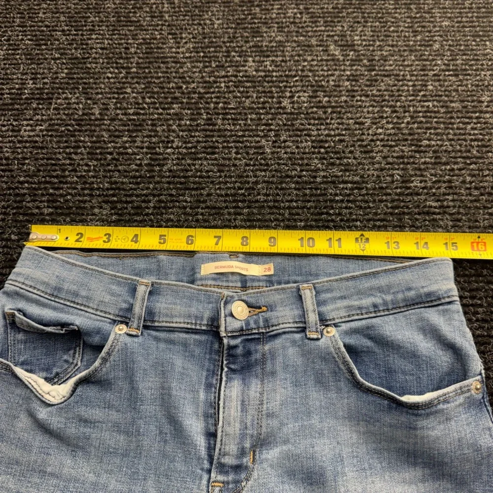 Levis Bermuda Shorts Womens 28 Light Wash Denim Mid Rise 29969-0032 Blue - Picture 2 of 10